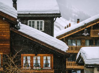 Jak Zadbać o Dach i Rynny w Okresie Zimowym